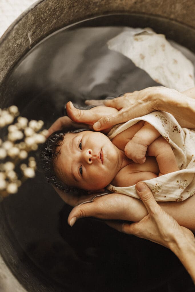 Soin de bain enveloppé pour bébé à Angoulême, gestes doux et enveloppants
