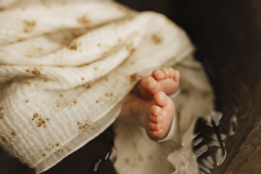 Soin de bain enveloppé pour bébé à Angoulême, gestes doux et enveloppants