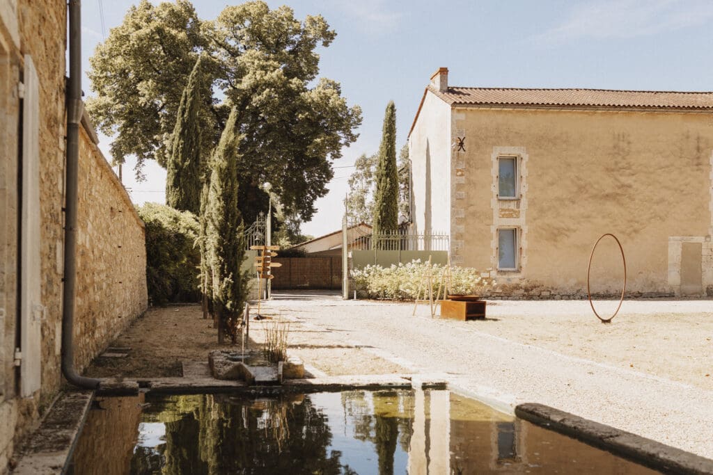 Domaine de la Fontchaudière, lieu de mariage en Charente avec espaces extérieurs lumineux