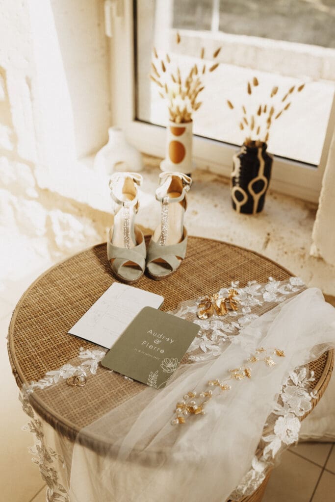 Détails des préparatifs de mariage dans un gîte moderne au Domaine de la Fontchaudière
