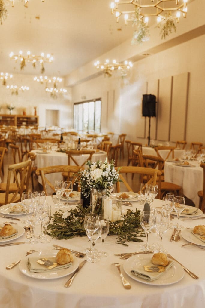 Détails de décoration lors d’un mariage d’été en Charente au Domaine de la Fontchaudière