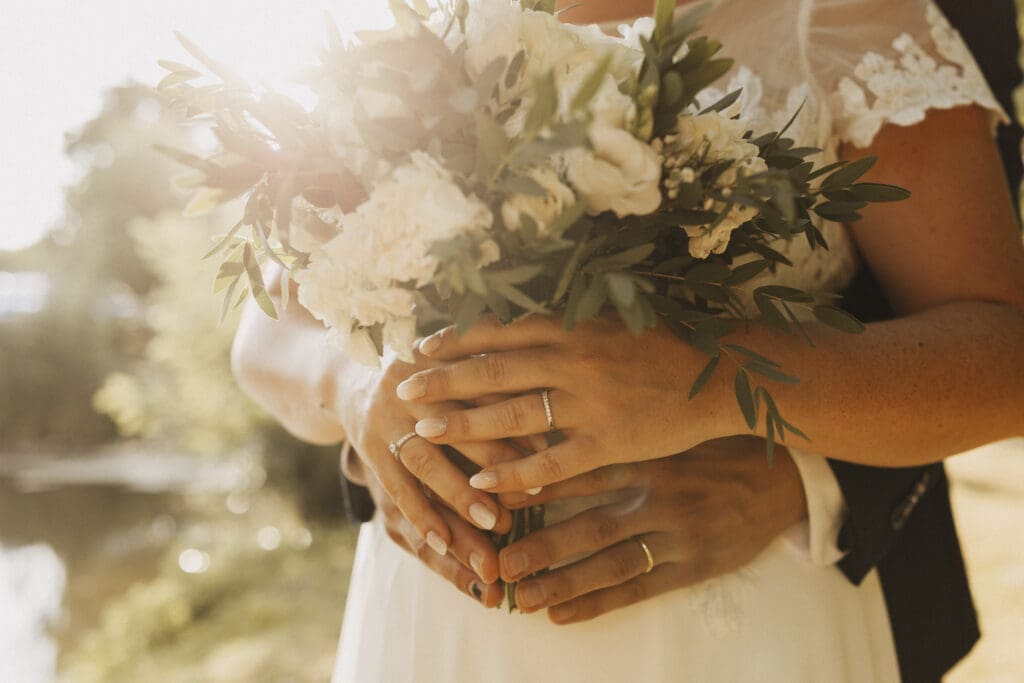 Lumière de fin de journée lors d’un mariage d’été en Charente au Domaine de la Fontchaudière
