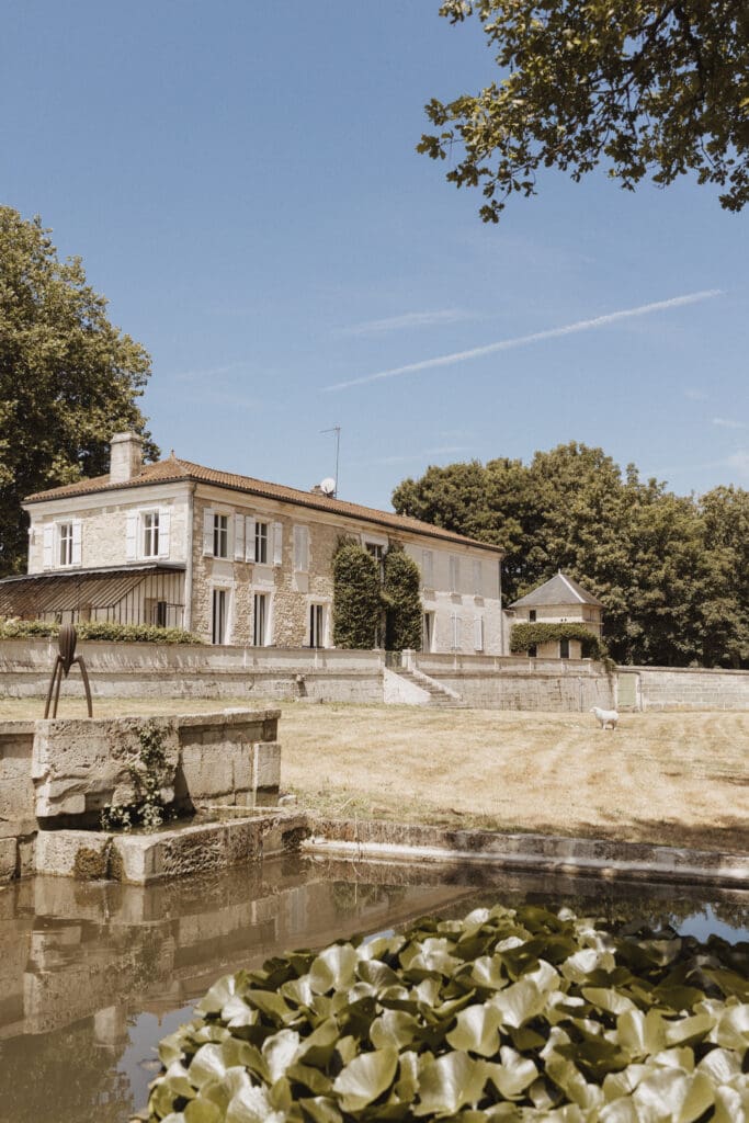 Mariage d’été en Charente au Domaine de la Fontchaudière, lieu de réception entouré de nature