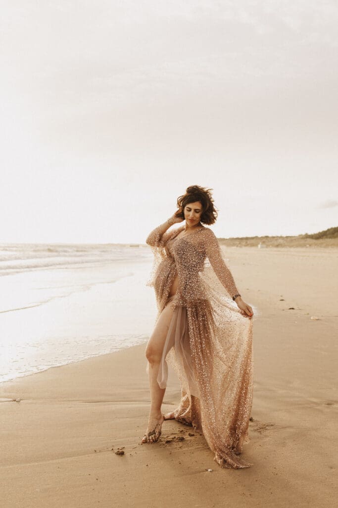 Marie-Astrid en robe fluide sur la plage, séance grossesse coucher de soleil Saint-Palais-sur-Mer
