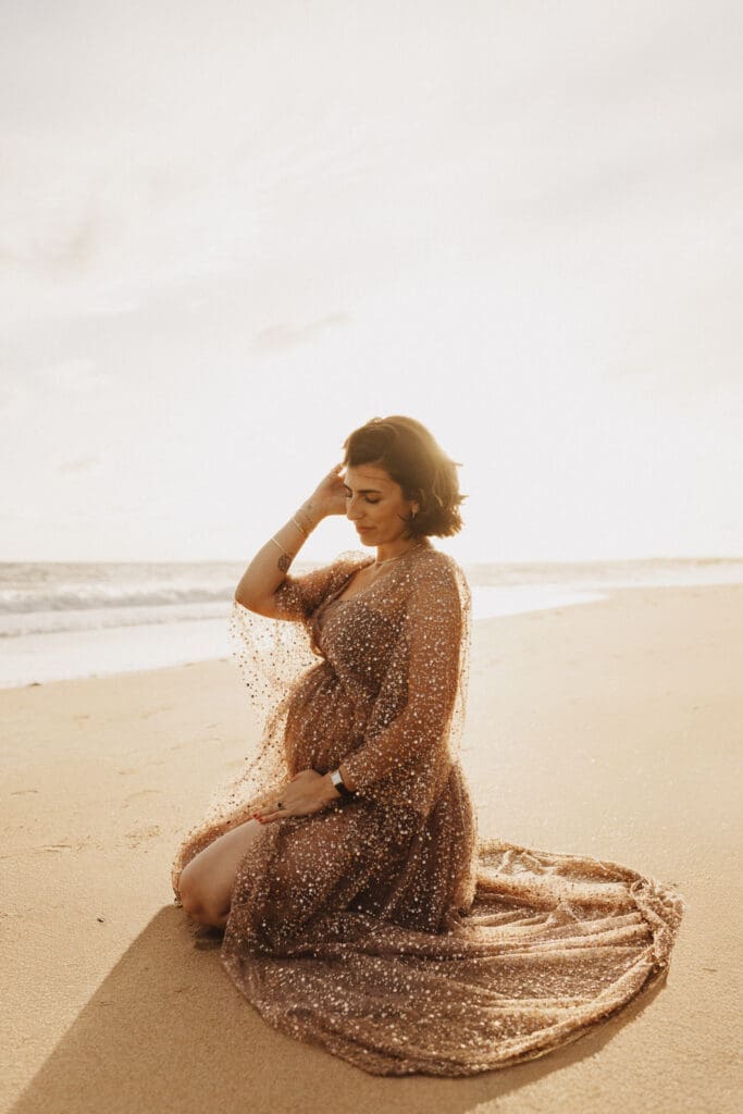 Marie-Astrid en robe fluide sur la plage, séance grossesse coucher de soleil Saint-Palais-sur-Mer
