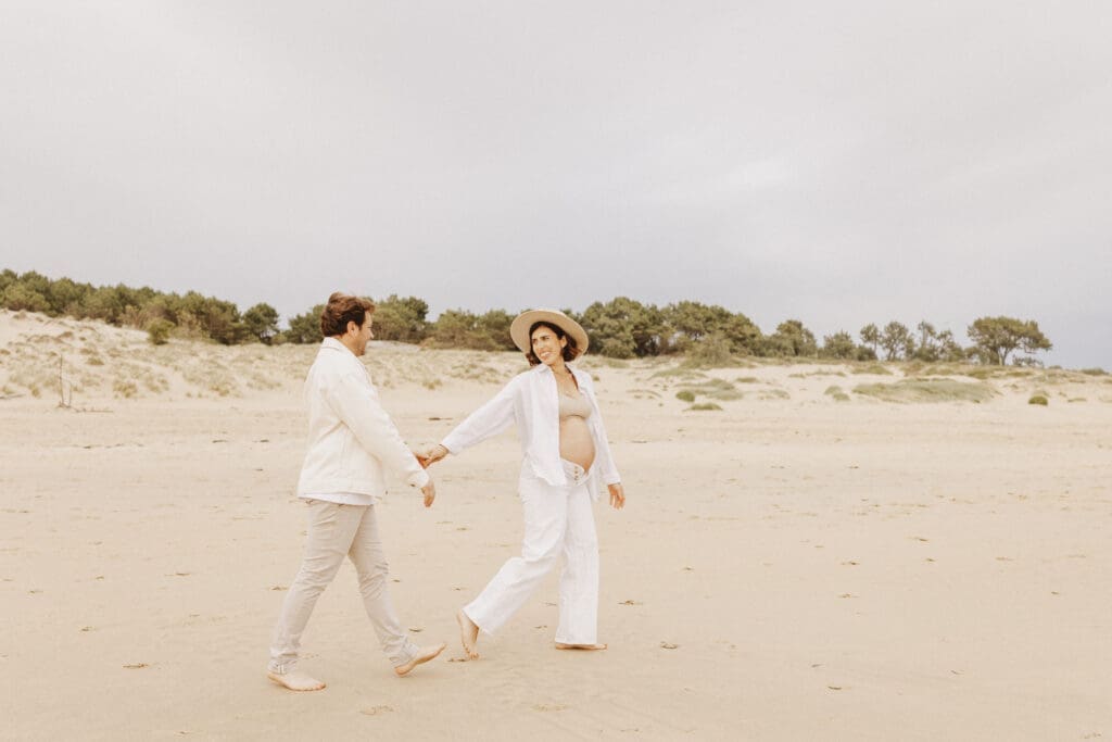 Portrait couple et femme enceinte lumière dorée en bord de mer, photographe grossesse Angoulême Charente