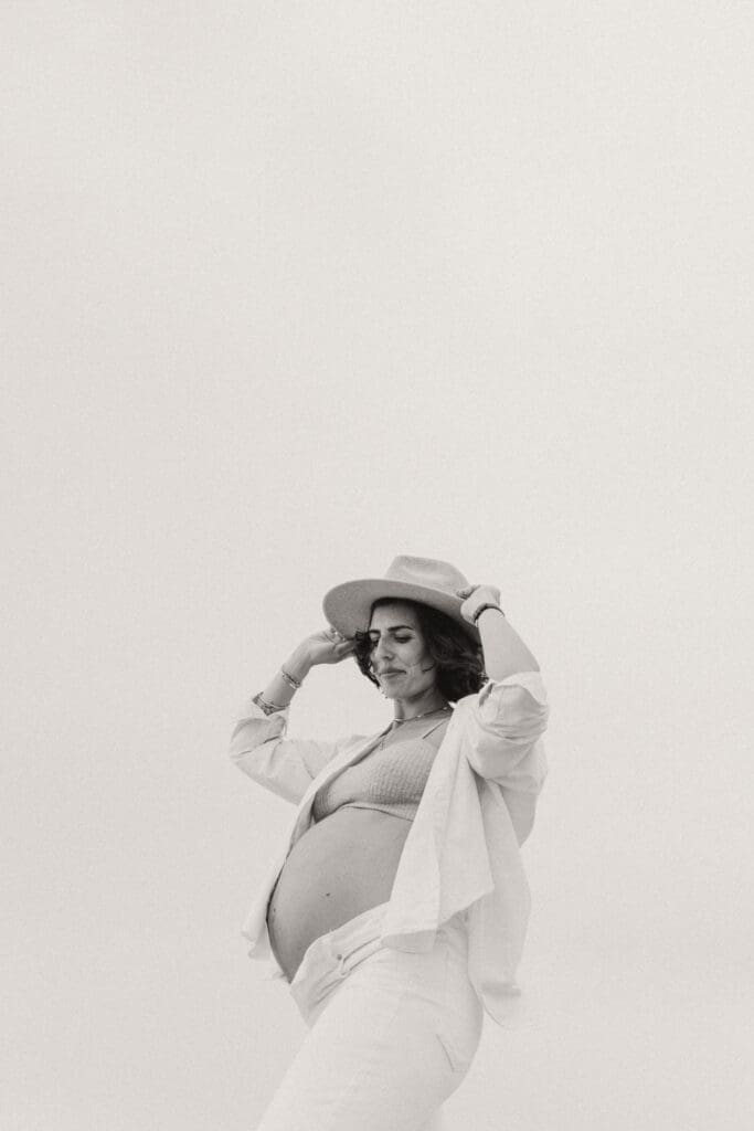 Portrait femme enceinte lumière dorée en bord de mer, photographe grossesse Angoulême Charente