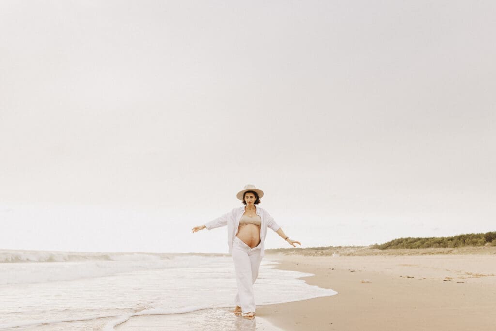 Portrait femme enceinte lumière dorée en bord de mer, photographe grossesse Angoulême Charente