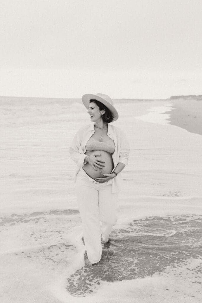 Portrait femme enceinte lumière dorée en bord de mer, photographe grossesse Saint Palais Charente Maritime