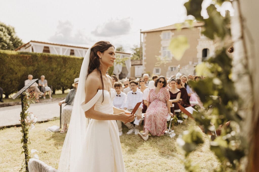 Cérémonie religieuse en plein air au Logis des Calices Jurignac — mariage Charente, photographe Nouvelle-Aquitaine