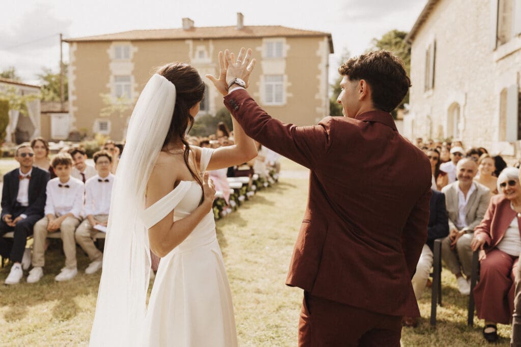 Échange des alliances cérémonie religieuse mariage Logis des Calices Jurignac — photographe mariage Charente