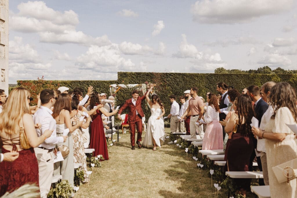 Sortie de cérémonie confettis mariage au Logis des Calices Jurignac — photographe mariage Charente Nouvelle-Aquitaine
