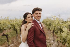 Couple de mariés dans les vignes du Logis des Calices à Jurignac, Charente — photographe mariage Nouvelle-Aquitaine