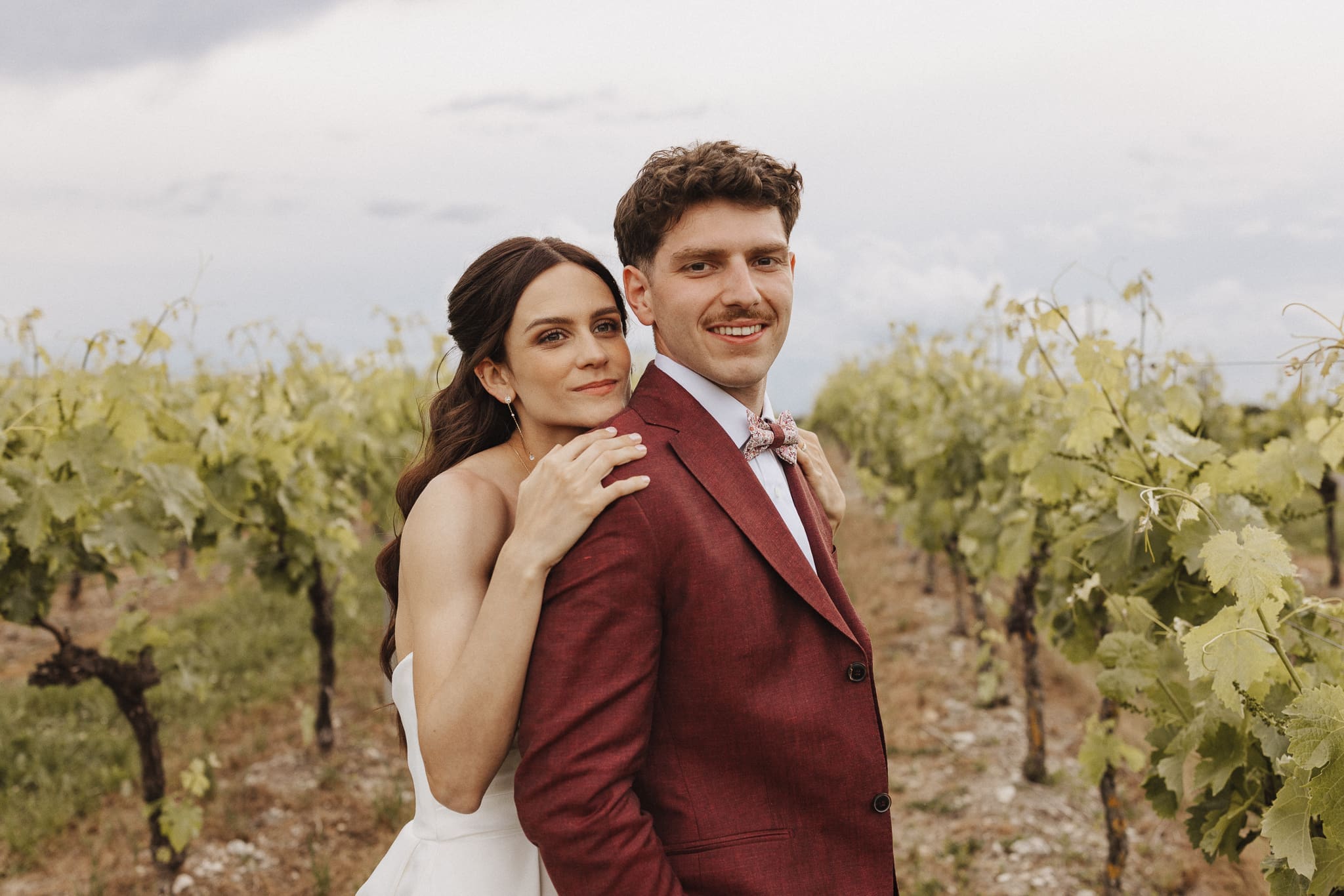 Couple de mariés dans les vignes du Logis des Calices à Jurignac, Charente — photographe mariage Nouvelle-Aquitaine