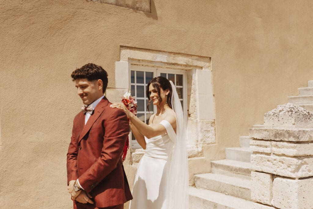 First look mariage au Logis des Calices Jurignac — premier regard des mariés, photographe mariage Charente