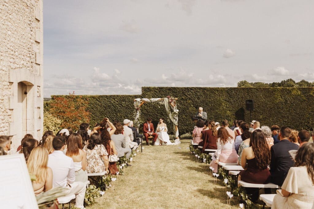 Cérémonie religieuse en plein air au Logis des Calices Jurignac — mariage Charente, photographe Nouvelle-Aquitaine