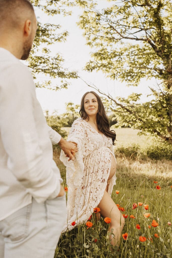 Décor naturel pour une séance grossesse en extérieur en Charente