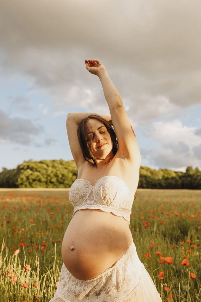 Décor naturel pour une séance grossesse en extérieur en Charente