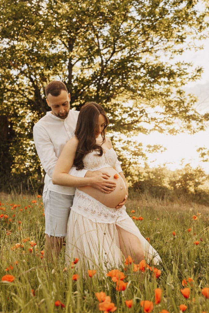 Future maman et son compagnon lors d'une séance grossesse en extérieur